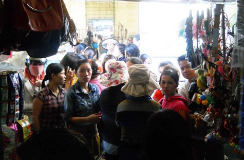 Người dân vô cùng hoang mang trước áo dây nịt ngực Trung Quốc lậu bán công khai ở chợ Thương mại Tam Kỳ.